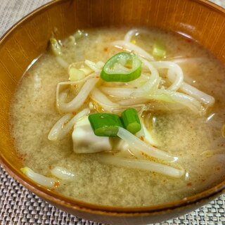 ピリ辛！シャキシャキもやしの味噌汁♡